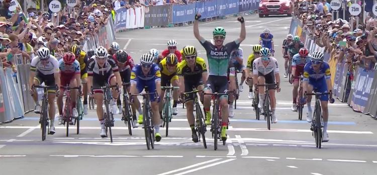 Jay McCarthy jubler over sejren i sæsonens andet WorldTour-løb på hjemmebane i Australien. 