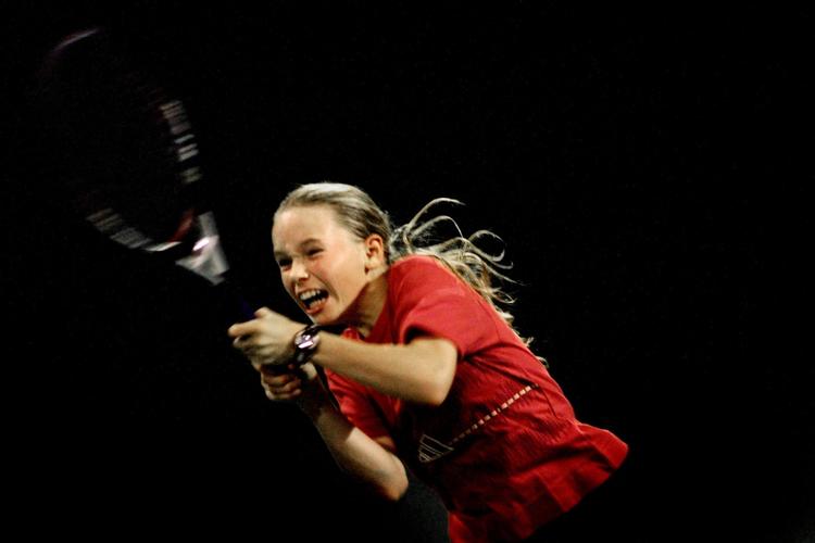 Caroline Wozniacki, november 2001. Et liv med tennis var allerede i fuld sving, her den senere så velkendte dobbelte baghånd. 
   