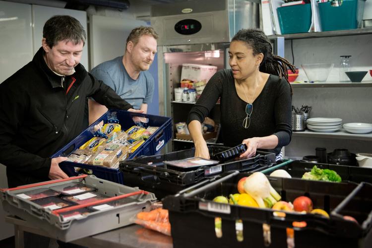 Fødevarebanken deler overskudsvarer ud blandt udsatte grupper. Her er det køkkenpersonale hos 
Kaoskonsulenterne, som tager imod et parti varer, som de psykisk syge unge brugere kan nyde godt af.  