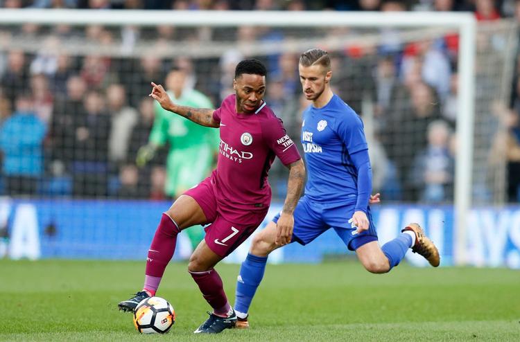 Manchester Citys angriber Raheem Sterling i kontrol foran Cardiffs midtbanespiller Joe Bennett under søndagens FA Cup-kamp i Wales.     