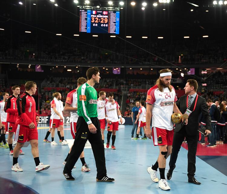 Det var efter semifinalen i fredags, at Mikkel Hansen (th.) skulle have skubbet til en kvindelig EHF-delegeret. Mikkel Hansen nægter. 