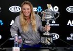 Caroline Wozniacki overtog førstepladsen på verdenranglisten, da hun i januar vandt Australian Open. Men nu er rumænske Simona Halep atter nummer et. (AP Photo/Vincent Thian)
   Vincent Thian/AP