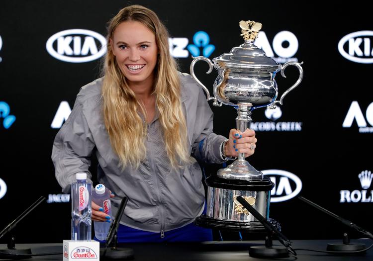 Caroline Wozniacki overtog førstepladsen på verdenranglisten, da hun i januar vandt Australian Open. Men nu er rumænske Simona Halep atter nummer et. (AP Photo/Vincent Thian)
   Vincent Thian/AP