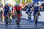 Giacomo Nizzolo (i rødt) afviser de to Quick-Step Floors-holdkammerater Maximiliano Richez (t.h) og Alvaro Hodeg i spurten på finaleetapen  