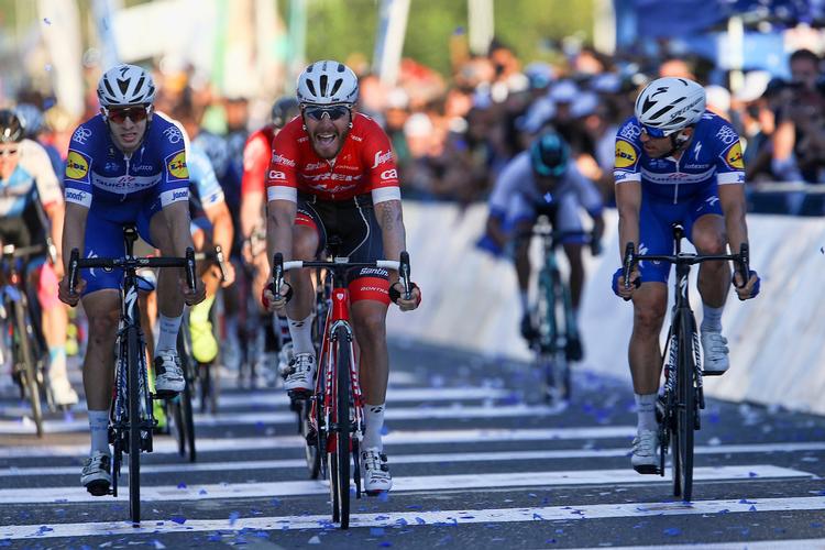 Giacomo Nizzolo (i rødt) afviser de to Quick-Step Floors-holdkammerater Maximiliano Richez (t.h) og Alvaro Hodeg i spurten på finaleetapen  