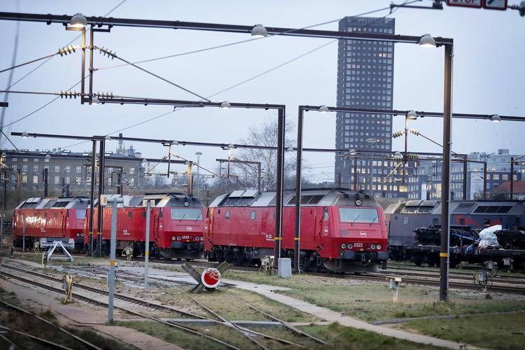 DSB's ME lokomotiver står stille pga. revner i akslerne. Det betyder aflyste tog for pendlerne til bl. a. Korsør, Kalundborg og Holbæk.
Her ses opstillede lokomotiver på DSB's værksted på Otto Bussesvej i København.
   
