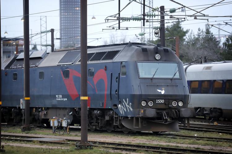 ME lokomotiverne står stille her på  DSB's værksted på Otto Bussesvej i København. 