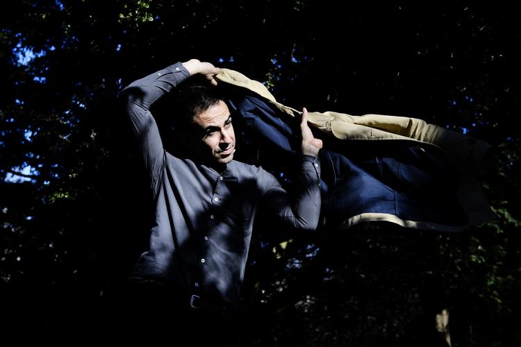 »En hær af racister har bunke-anmeldt denne opdatering, som jeg skrev på FB. Af en eller anden obskur årsag har Facebook ladet sig presse og nu givet mig karantæne«, skrev  Abdel Aziz Mahmoud efterfølgende på Twitter. 