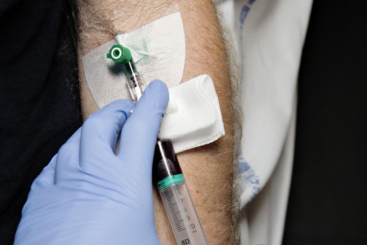 Det er stikket ved inførelsen af et tyndt plastikkateter, der medførte stor smerte. Billedet er ikke fra regionshospitelt i Randers, men et arkivbillede af en lignenden situation.  