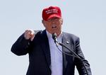 Donald Trump er ikke tilfreds med USA's muligheder for at sælge sine varer til EU. Her er han fotograferet under valgkampen i 2016 med sit slogan i panden.  