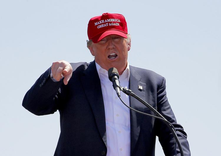 Donald Trump er ikke tilfreds med USA's muligheder for at sælge sine varer til EU. Her er han fotograferet under valgkampen i 2016 med sit slogan i panden.  