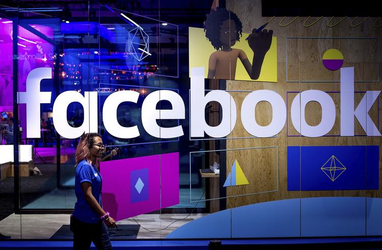 
   Facebook og andre sociale medier er blevet slagmark for cyberkrigen, der udkæmpes med fake news som våben. 