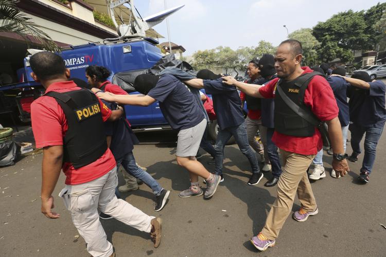 Indonesien er under et stigende pres fra islamister for at indføre strenge sharia- eller shariainspirerede love. Billedet er fra sidste år, hvor politiet stormer en bøssebar og anholder de tilstedeværende.  