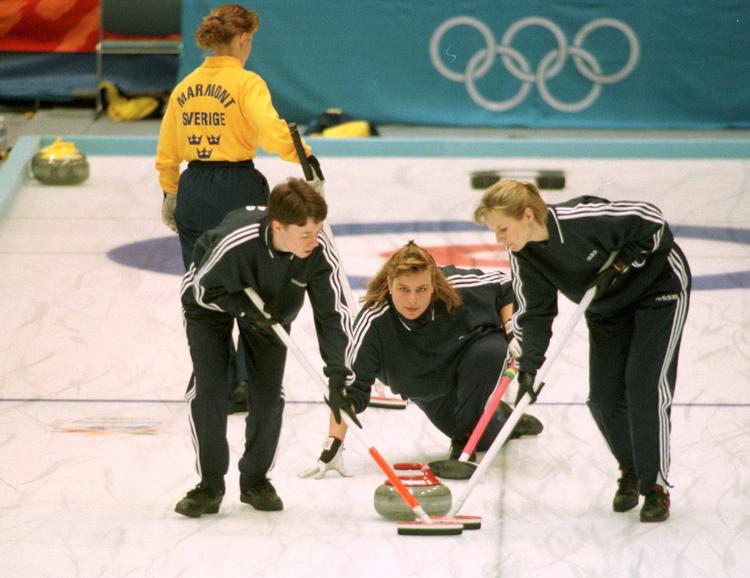 Skipper Helena Blach Lavrsen var hovedarkitekten bag den første og hidtil eneste danske vinterolympiske medalje, da hendes mandskab vandt sølv i Nagano 1998.
   
