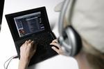 »Der bliver årligt hentet 12 millioner ulovlige kopier ned fra internettet i Danmark. Det er rigtigt mange tabte kroner for producenterne«, siger medieordfører Mogens Jensen fra Socialdemokratiet, som vil skærpe indsatsen mod piratkopiering.  