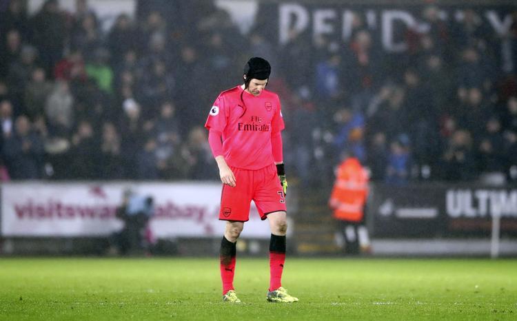 Et drop af Petr Cech bidrog til at Arsenals føring blev vendt til et 3-1-nederlag. 