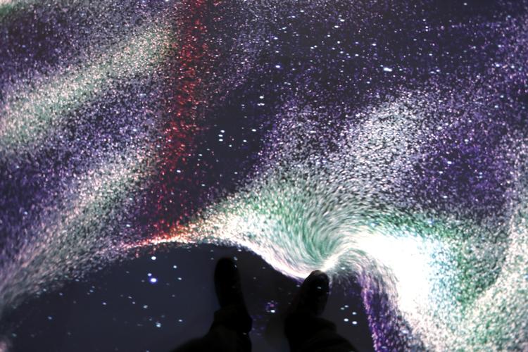Planetariet tager vægge og gulv i brug for at fortælle om det stof, der har skabt universet og alting. 