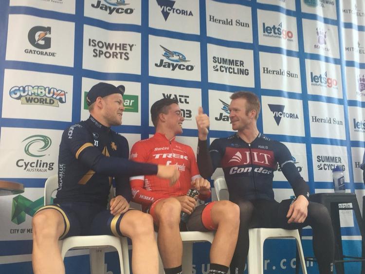 Humøret fejlede tilsyneladende ikke noget hos de tre i de varme sæder på prologen i Herald Sun Tour. Fra venstre er det vinderen Ed Clancy, Mads Pedersen og Lasse Norman. 