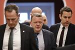 Statsminister Lars Løkke Rasmussen på vej til et en time og 45 minutter langt samråd om hans forhold til kvotekonger. 
   