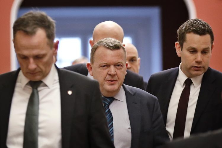 Statsminister Lars Løkke Rasmussen på vej til et en time og 45 minutter langt samråd om hans forhold til kvotekonger. 
   