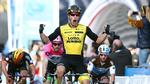 Danny Van Poppel jubler over sejren på 1. etape i Vuelta Valenciana. 