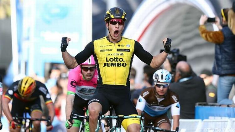 Danny Van Poppel jubler over sejren på 1. etape i Vuelta Valenciana. 