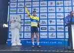Lasse Norman hyldes på podiet i Australien som ny indehaver af den gule førertrøje i Herald Sun Tour. Foto: Aqua Blue Sport. 