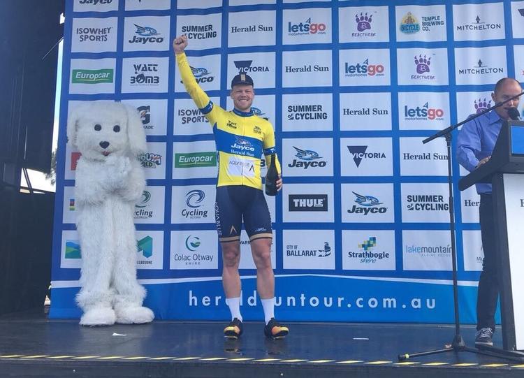 Lasse Norman hyldes på podiet i Australien som ny indehaver af den gule førertrøje i Herald Sun Tour. Foto: Aqua Blue Sport. 