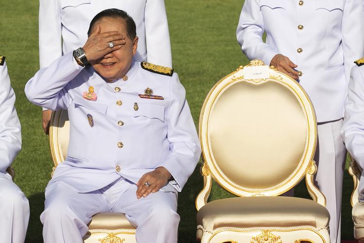Da den thailandske vicepremierminister og forsvarsminister, Prawit Wongsuwan, i december sidste år holdt hånden for solen under en ceremoni, kom han til at afsløre, at han bar et Richard Mille-ur til anslået over 600.000 kroner. Det blev begyndelsen på en skandale, der har udviklet sig som den hidtil største trussel mod den thailandske militærjunta. 
