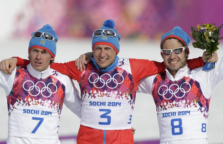  Guldvinderen i 50 km langrend Alexander Legkov (i midten) er frikendt for doping ligesom sølvvinderen  Maxim Vylegzhanin (tv.). Bronzevinderen Ilia Chernousov var ikke en del af sagen ved CAS. 