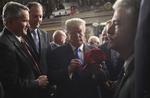 På vej ud af Repræsentanternes Hus efter sin 'State of the Union'-tale forsikrede Donald Trump en af de republikanske politikere, at han agter at offentliggøre det omdiskuterede notat om ulovligheder i FBI. 
   