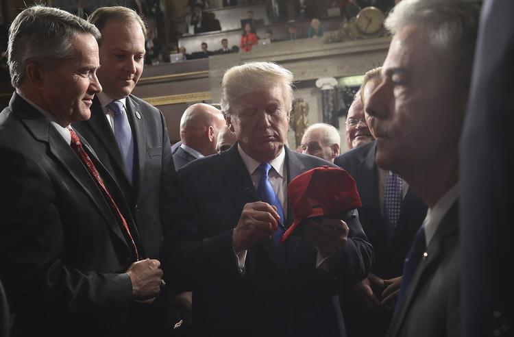 På vej ud af Repræsentanternes Hus efter sin 'State of the Union'-tale forsikrede Donald Trump en af de republikanske politikere, at han agter at offentliggøre det omdiskuterede notat om ulovligheder i FBI. 
   