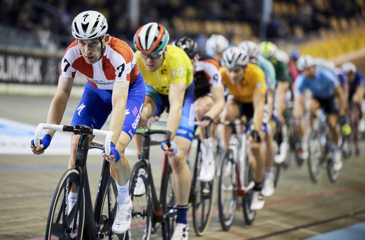 En koncentreret Michael Mørkøv fører an i den 75 minutter lange åbningsjagt i Ballerup Super Arena. Foto: Lars Rønbøg/Bilka 6 dagesløbet/Getty Images. 