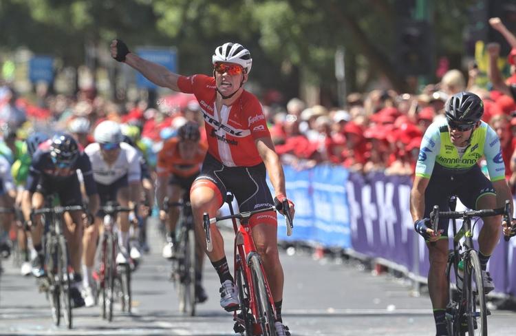 Mads Pedersen begejstring er ikke til at tage fejl af, mens australiefren Steele Von Hoff for anden dag i træk må konstatere, at han er blevet besejret af en dansker. Foto: Herald Sun Tour. 
