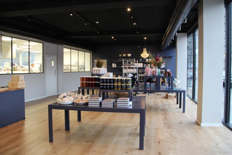Udover pop-up-restaurant, kaffebar og kokkeskole, er der også en madbutik i Hahnemanns Køkken, hvor man kan købe forskellige råvarer.  