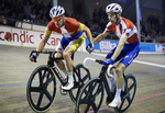 Styrken og koncentrationen lyser ud af Michael Mørkøv (t.h) og Kenny De Ketele i dette skift under fredagens timejagt i Ballerup Super Arena. Foto: Lars Rønbøg/Bilka 6 dagesløbet/Getty Images.  