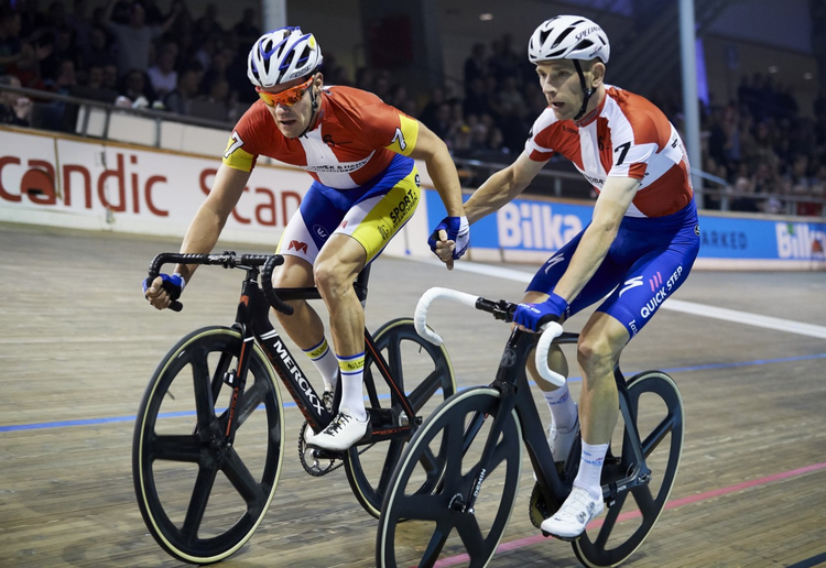 Styrken og koncentrationen lyser ud af Michael Mørkøv (t.h) og Kenny De Ketele i dette skift under fredagens timejagt i Ballerup Super Arena. Foto: Lars Rønbøg/Bilka 6 dagesløbet/Getty Images.  