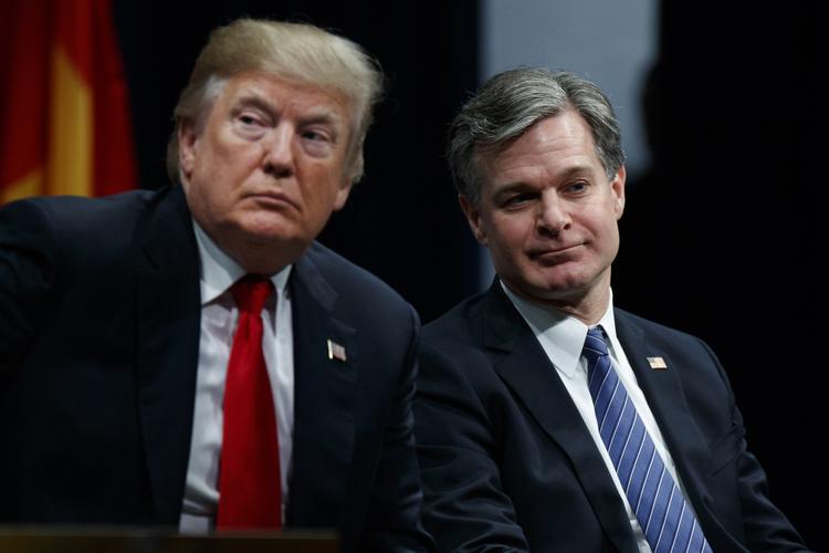 Donald Trump sammen med FBI's chef, Christopher Wray, i december sidste år.  