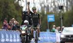 Storsmilende krydser Esteban Chaves stregen som vinder af kongeetapen og ny indehaver af førertrøjen i Herald Sun Tour.  