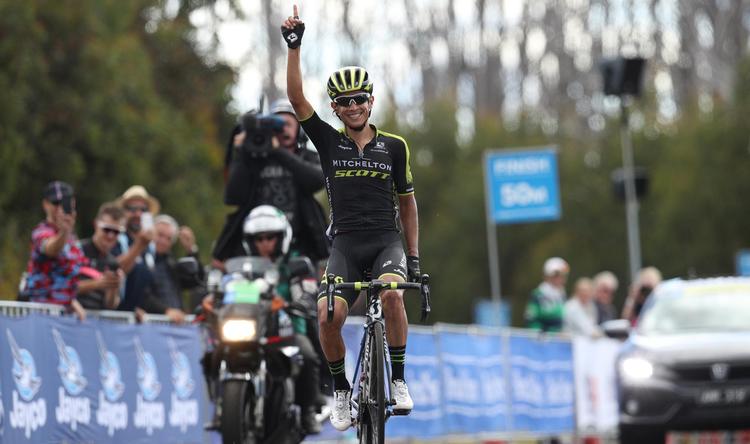 Storsmilende krydser Esteban Chaves stregen som vinder af kongeetapen og ny indehaver af førertrøjen i Herald Sun Tour.  