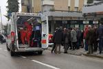 Redningsfolk behandler en såret mand efter skyderiet.  Guido Picchio/AP