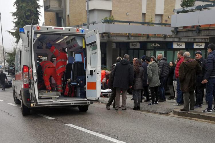 Redningsfolk behandler en såret mand efter skyderiet.  Guido Picchio/AP