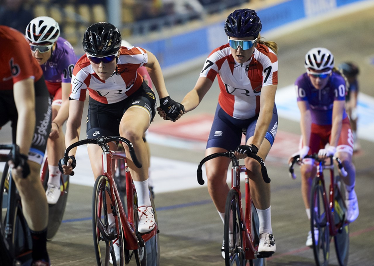 Trine Schmidt sender Julie Leth af sted i den danske duos succesrige optræden i UCI-parløbet for kvinder under seksdagesløbet i Ballerup Super Arena. Foto: Lars Rønbøg/Bilka 6 dagesløbet/Getty Images. 