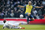  FCK's William Kvist og Brøndbys Teemu Pukki i kamp om bolden. 
   