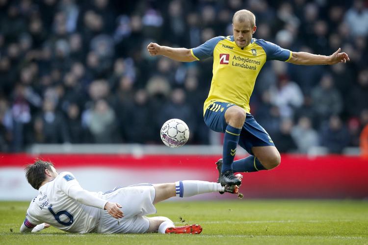  FCK's William Kvist og Brøndbys Teemu Pukki i kamp om bolden. 
   