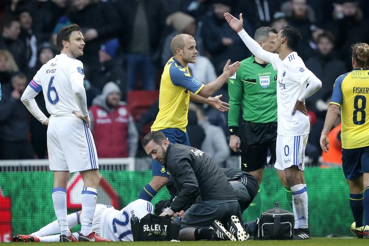  Som sædvanligt var det et intenst og til tider også hårdtspillet derby. Her i FCK’s Nicolai Boilesen en tur i græsset. 
   