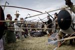 Skandinaviske vikinger invaderede England i slutningen af det 9. århundrede. Billedet viser et slag udkæmpet blandt vikinge-entusiaster ved vikingefestivalen i Trelleborg 2015. Foto: Mads Nissen. 