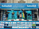 Jakob Fuglsang (t.h.) og holdkammeraten Luis León Sanchez flankerer Alejandro Valverde, der ledsaget af sine børn lykønskes med sejren.  