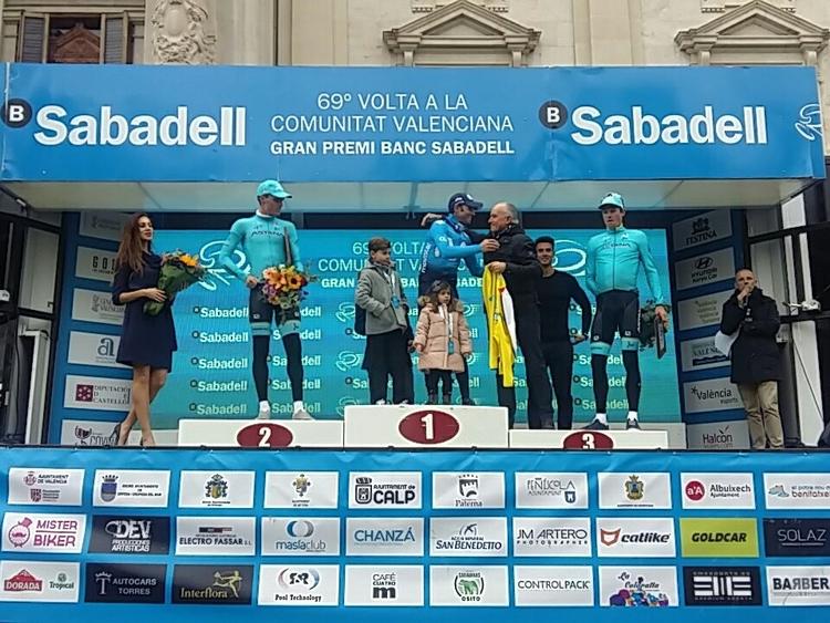 Jakob Fuglsang (t.h.) og holdkammeraten Luis León Sanchez flankerer Alejandro Valverde, der ledsaget af sine børn lykønskes med sejren.  