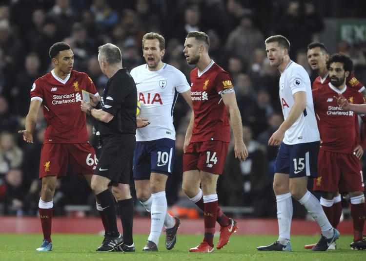 Dommer Jonathan Moss fik en afgørende rolle, da Liverpool og Tottenham spillede 2-2 i en forrygende kamp. 